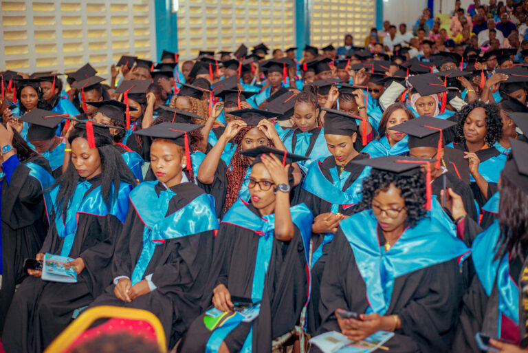 picha ya wanafunzi wakiwa wametunukiwa