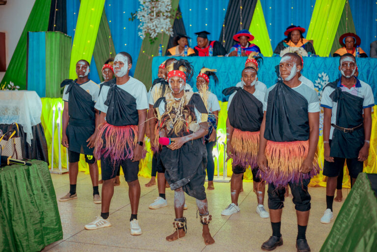 vijana wakiwa kwenye picha wacheza ngoma